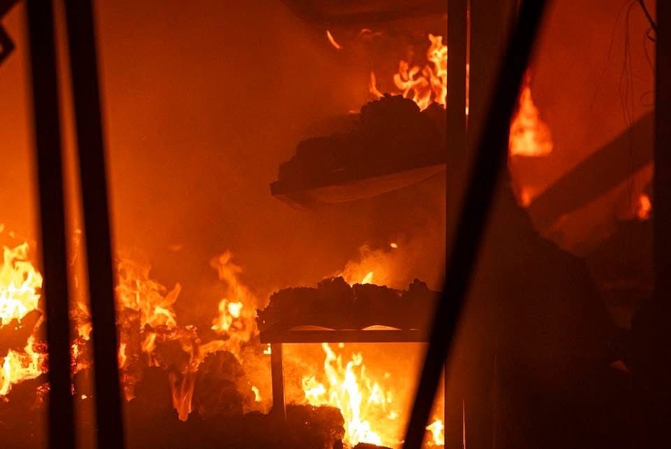 Voraz incendio consume decenas de puestos en el Mercado Medina de San Pedro Sula