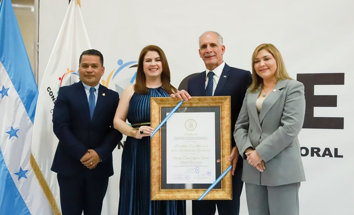 CNE entrega credencial presidencial a Nasry Asfura