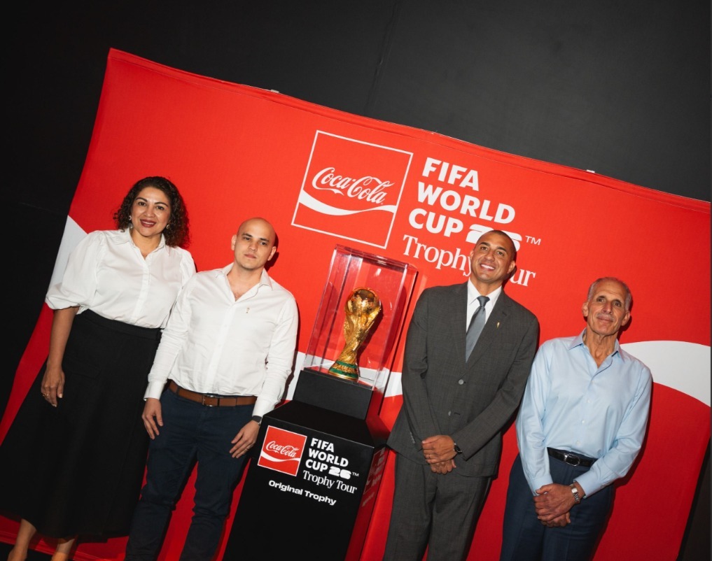 Más de 2,000 aficionados al fútbol vivieron la emoción inolvidable del tour del trofeo de la copa mundial de la FIFA™