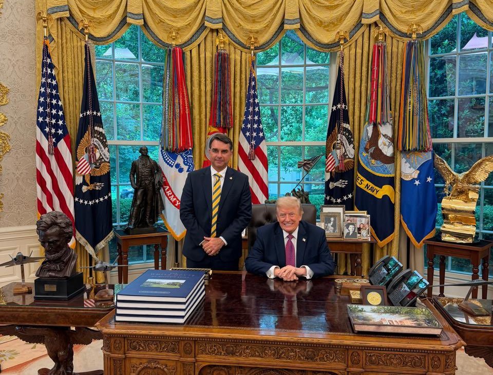 Trump recibe a Flávio Bolsonaro en la Casa Blanca para respaldar su candidatura en Brasil