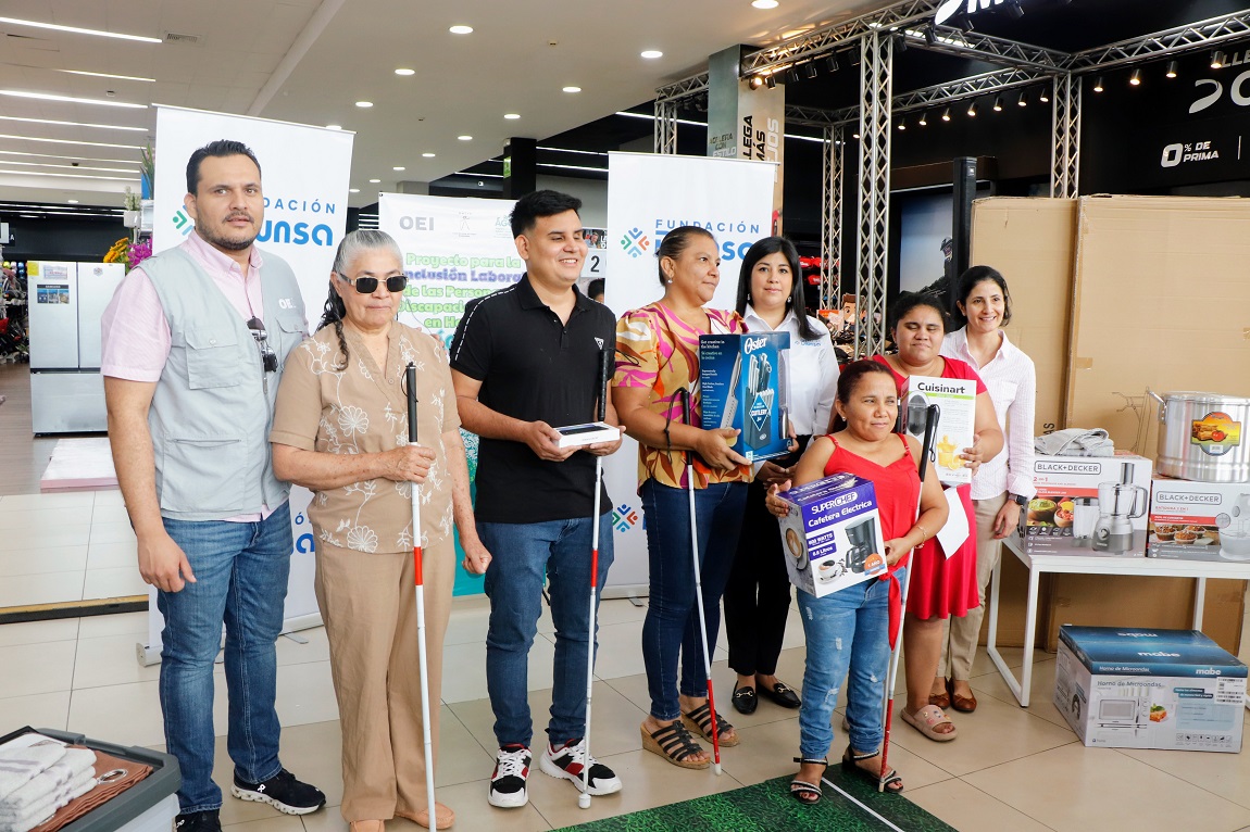 OEI y Fundación Diunsa entregan kits de emprendimiento a personas con discapacidad visual en Honduras