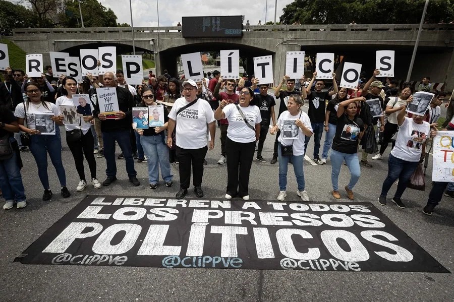 Excarcelan a tres expolicías de Caracas, los presos políticos más antiguos de Venezuela, dice la ONG Foro Penal