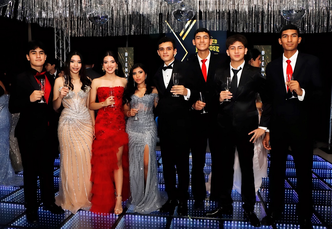Un brindis por el futuro: Los seniors 2026 de la Ágape Christian Academy celebran su éxito académico
