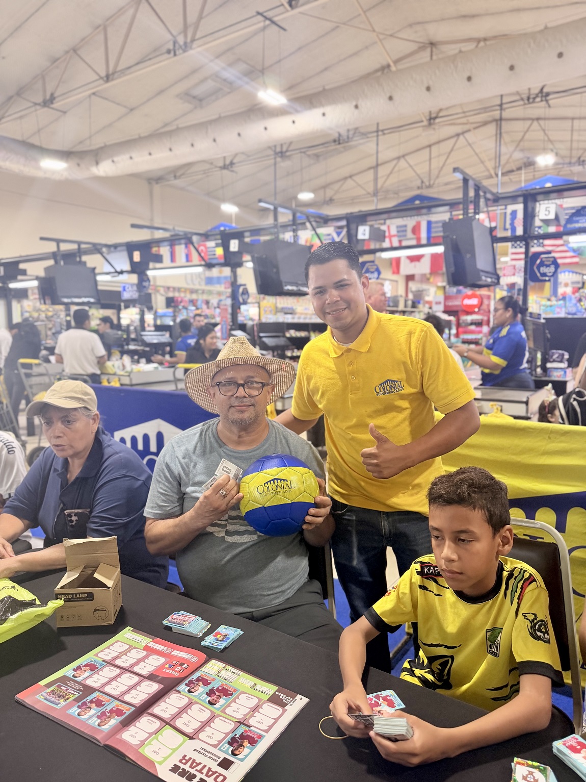 Supermercados Colonial reúne a familias y coleccionistas en exitosa jornada de intercambio vistas Panini