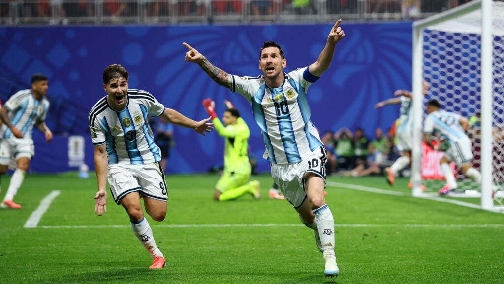 Argentina remonta ante un combativo Egipto 3-2 y sella su boleto a cuartos de final de la Copa del Mundo