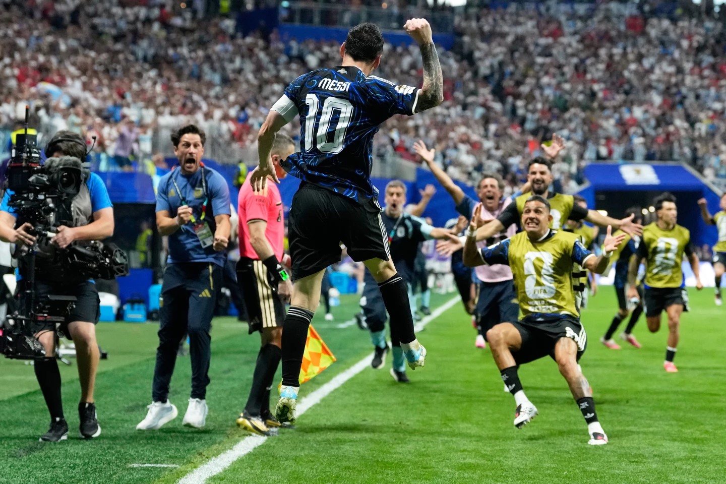 Argentina vence a Inglaterra (2-1) y se medirá con España por el trono mundial