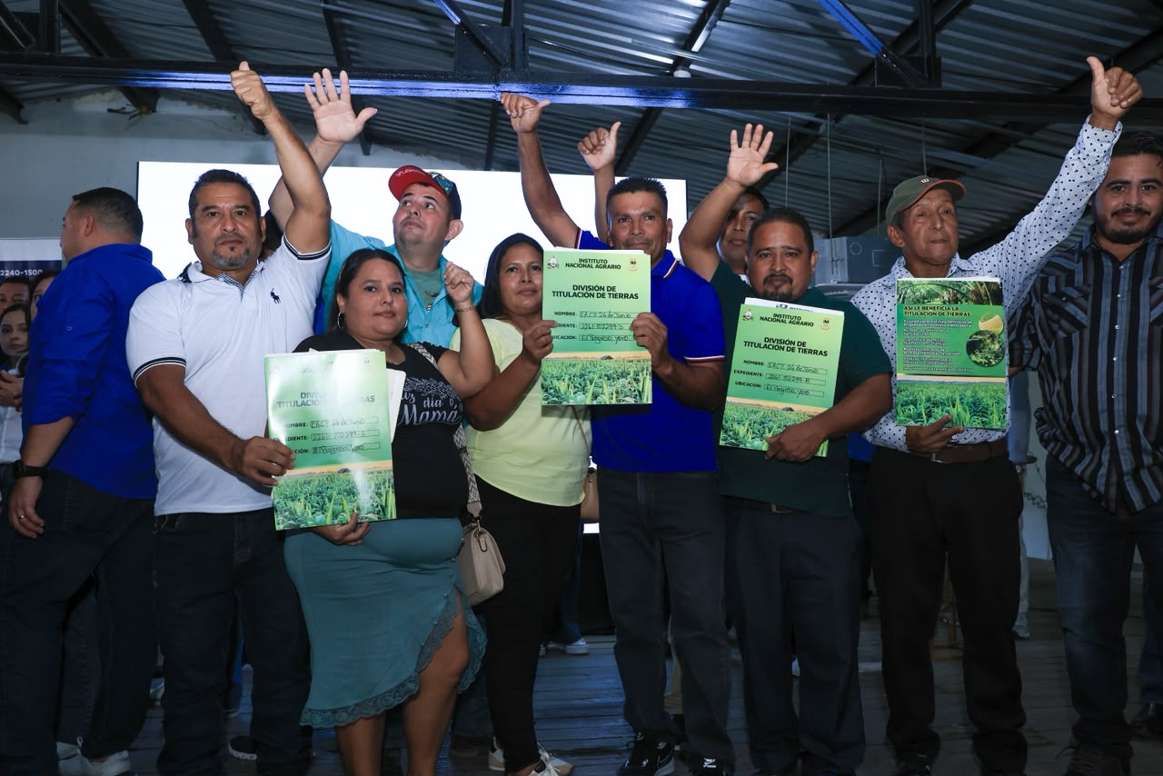 Gobierno entrega títulos de propiedad a siete mil familias en San Pedro Sula