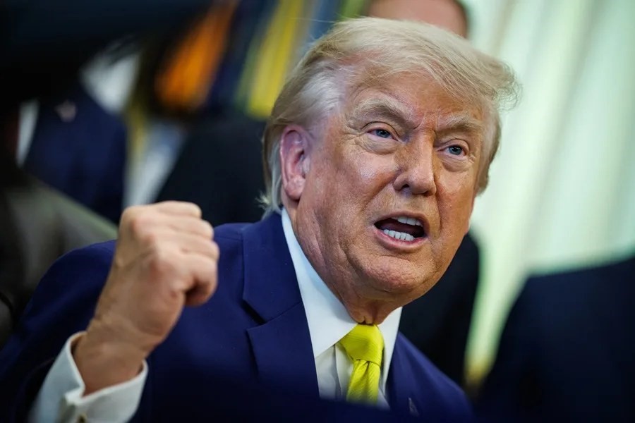 Trump amenaza con bombardear Omán si interfiere en las negociaciones con Irán sobre estrecho de Ormuz