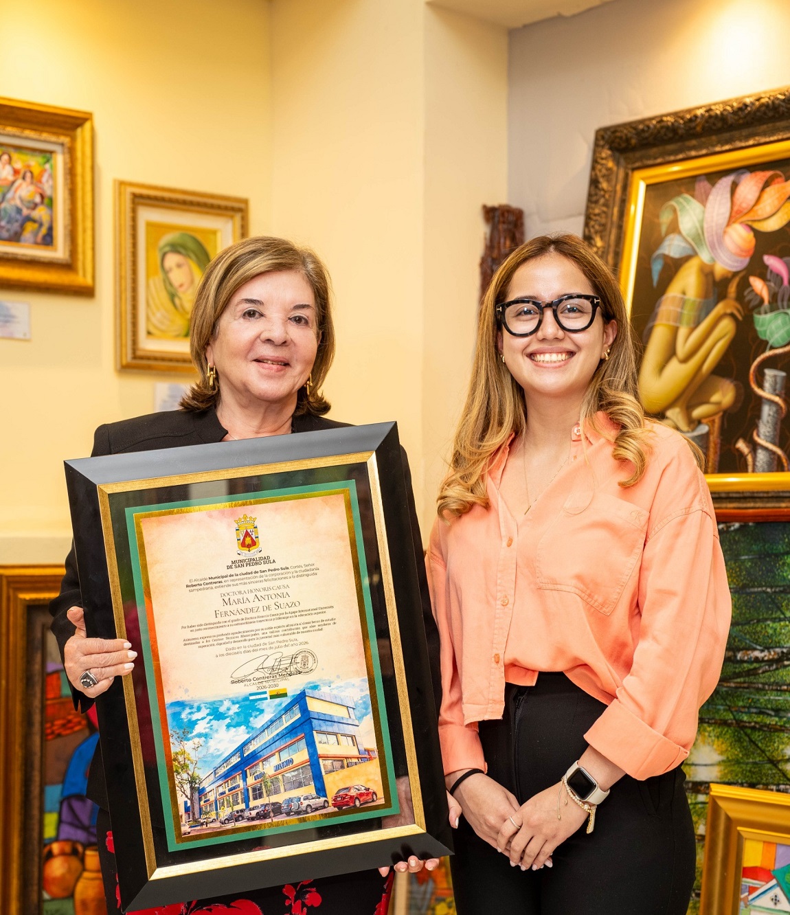 Alcaldía de San Pedro Sula rinde homenaje a la rectora de la UCENM, María Antonia Fernández de Suazo