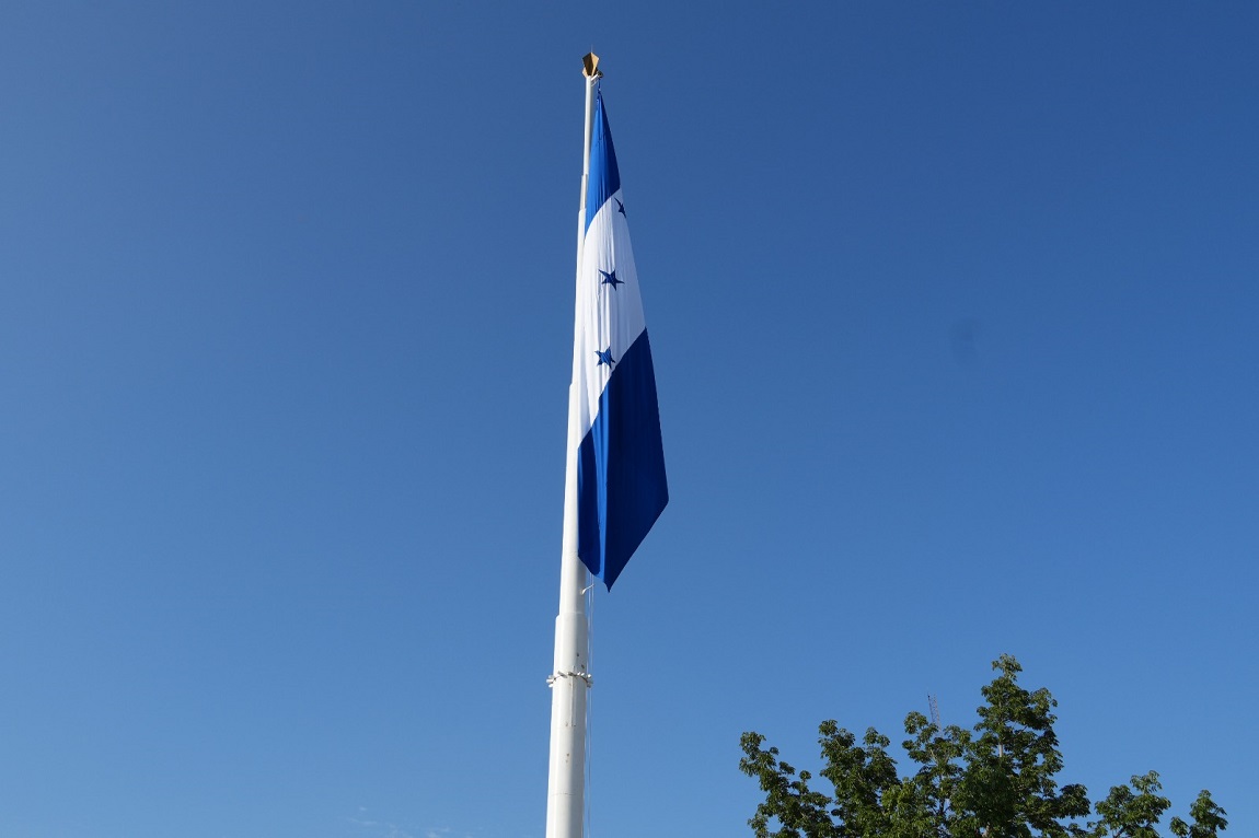 UTH inaugura las festividades patrias con rendición de honores a la Bandera Nacional