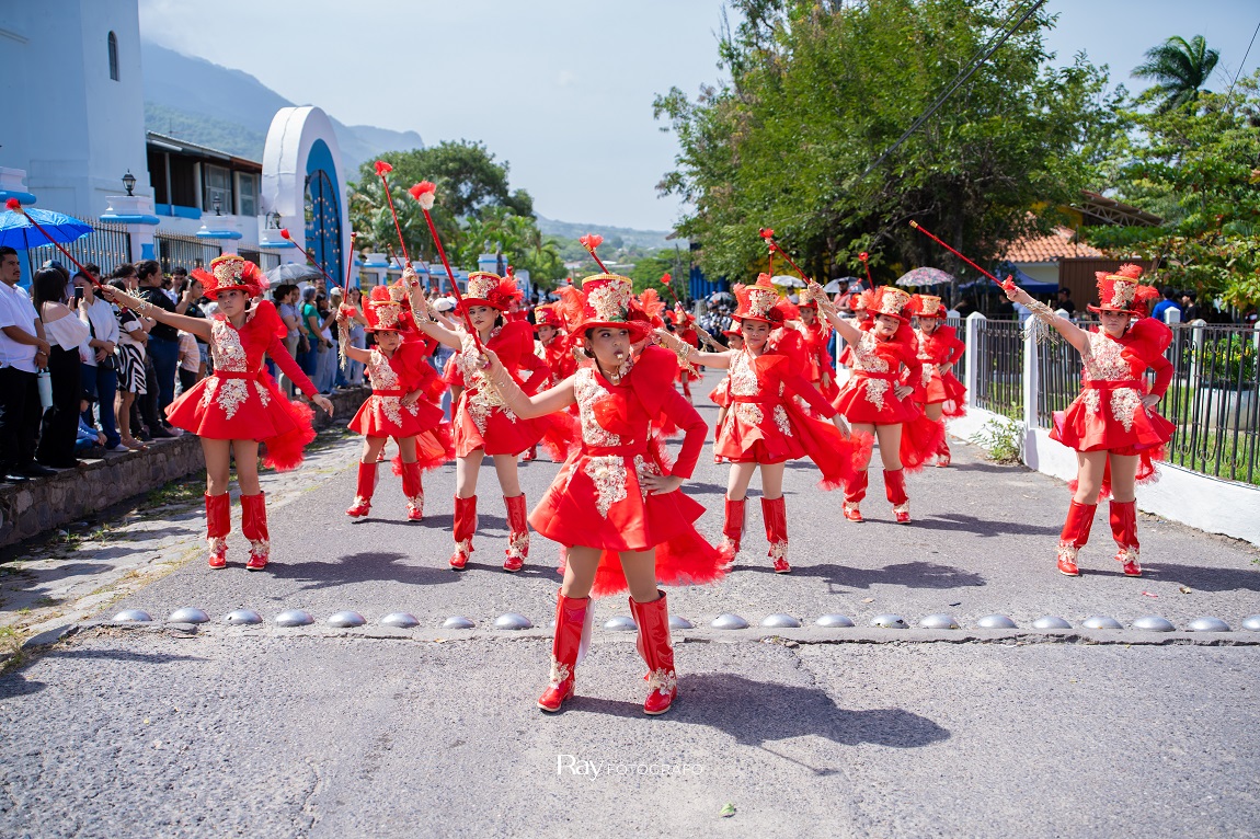 Las palillonas de la Escuela Guía Técnica N° 5 de Ocotepeque deslumbran inspiradas en «Alicia en el país de las maravillas»