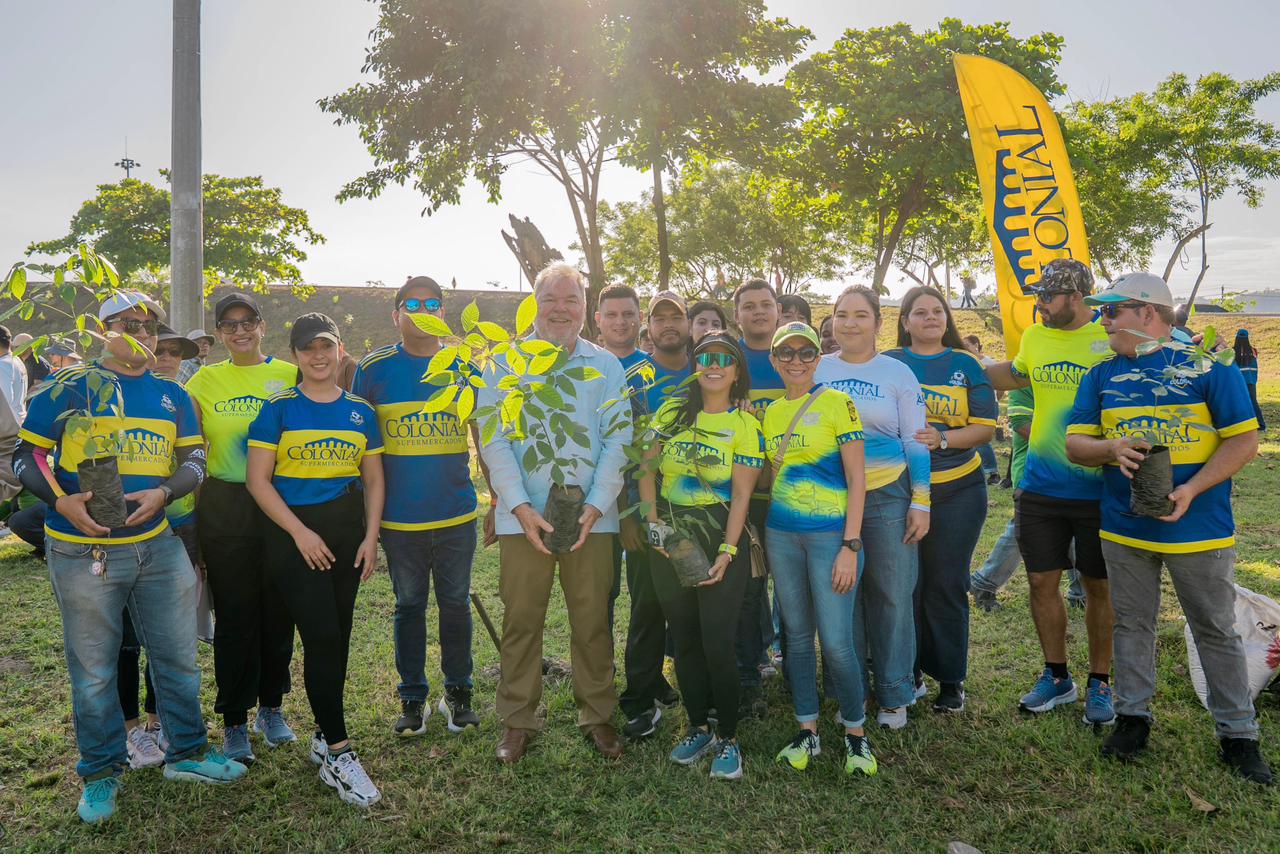 San Pedro Sula avanza en su meta ecológica con la siembra de 3,500 macuelizos en el Intercambiador del Norte