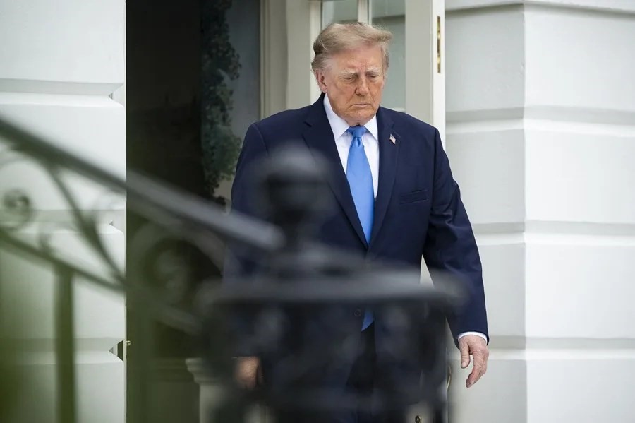 Trump pierde apoyo entre los votantes latinos a un mes de las elecciones legislativas, según un sondeo