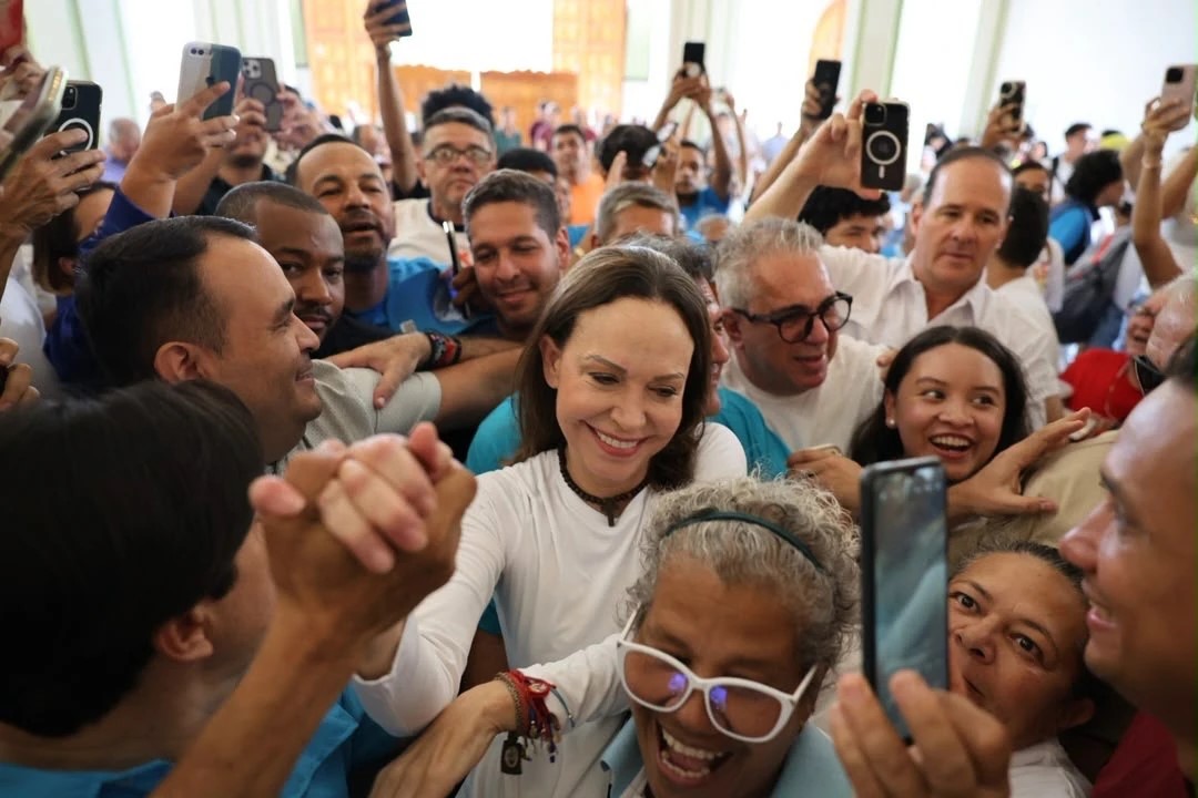 Miles de personas reciben a la caravana de María Corina Machado tras su esperado regreso a Venezuela